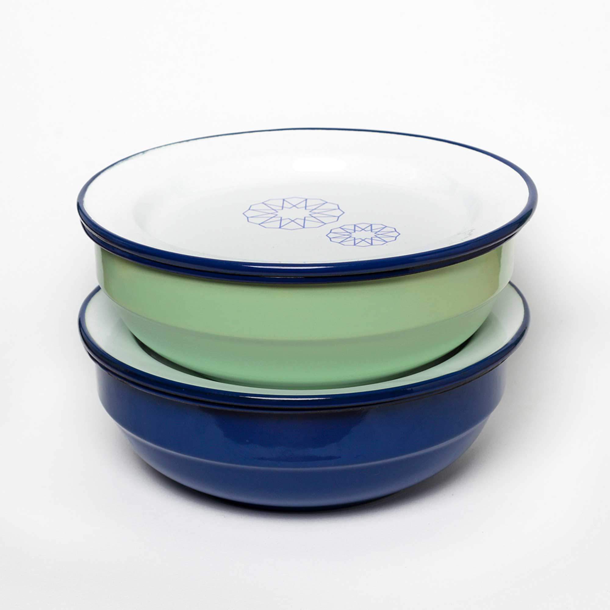 emaille-schuessel-bowl-hellgruen-ultramarinblau-teller-set-uebersicht-warengruppe-ost-berlin