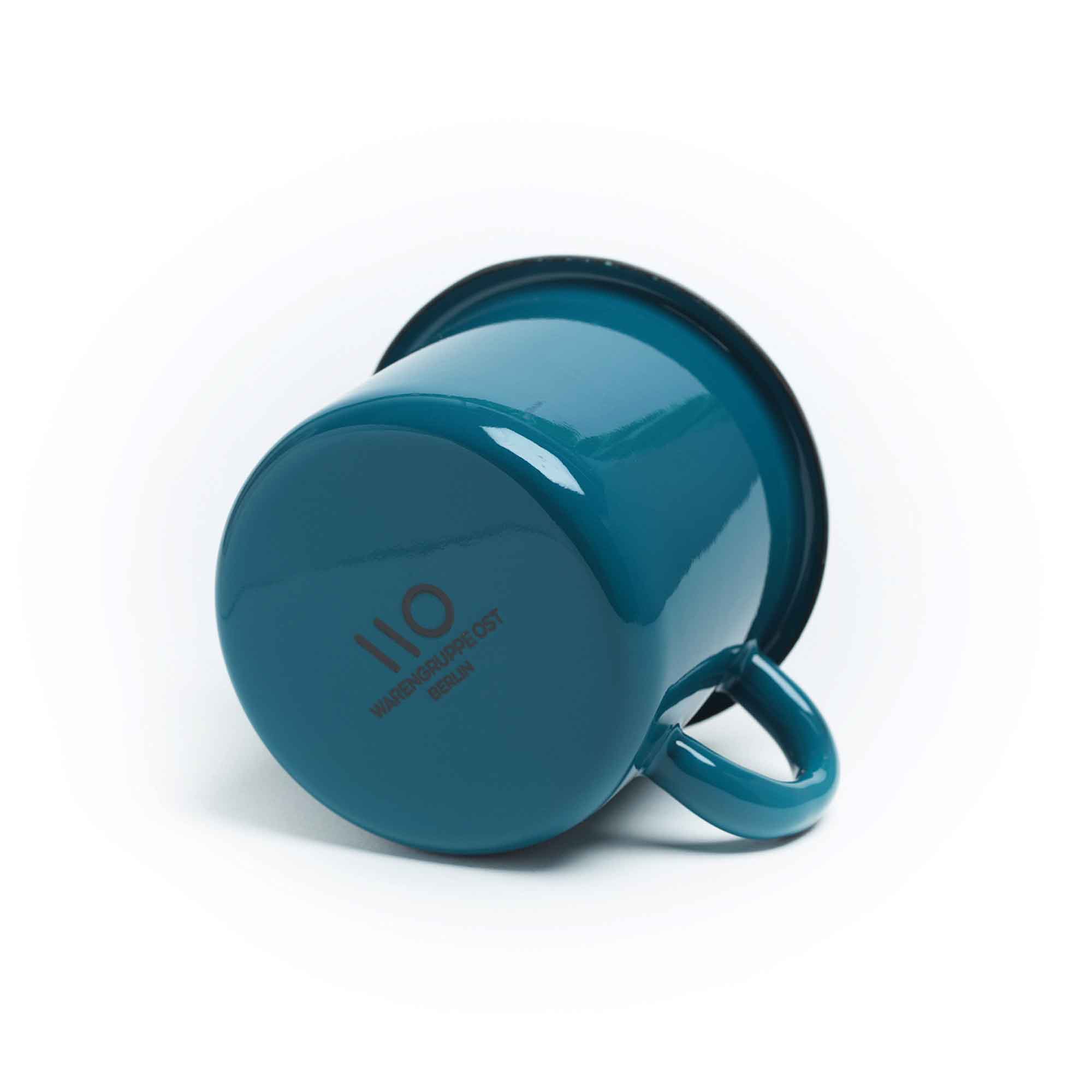 emaille-tasse-l-petrolblau-unten-warengruppe-ost-berlin